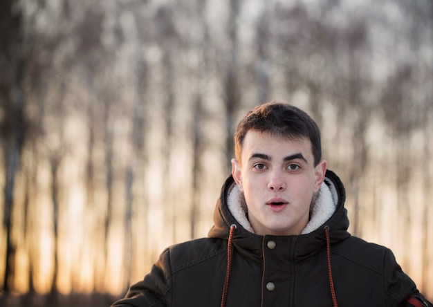 Hombres jóvenes al aire libre