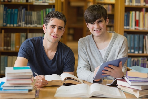 Hombres jóvenes buscando desde estudiar