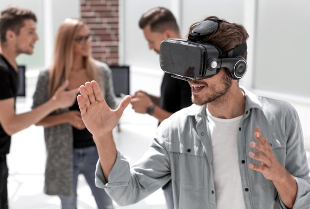 Hombres jóvenes con gafas de realidad virtual