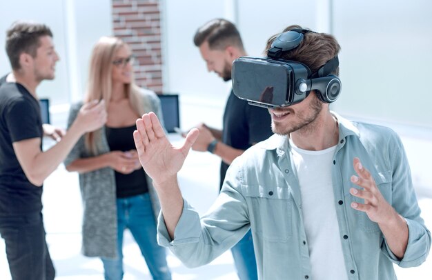 Hombres jóvenes con gafas de realidad virtual