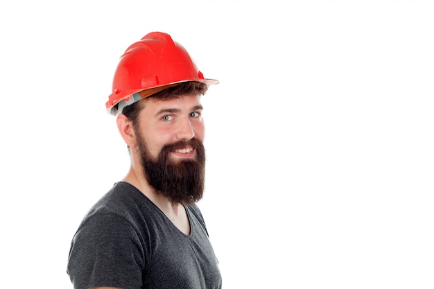 Hombres jóvenes con look hipster y casco rojo.