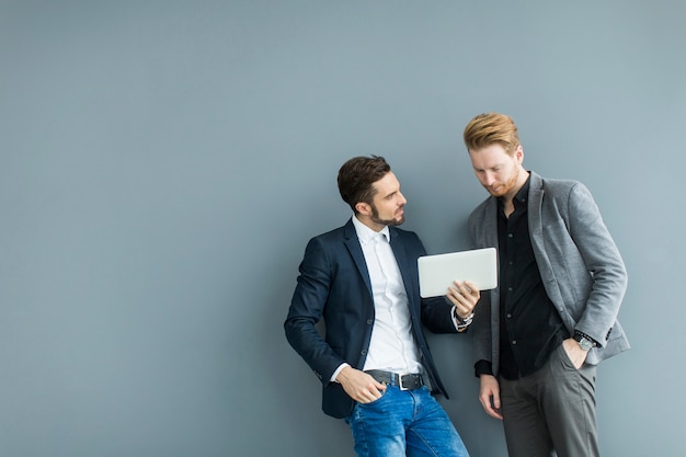 Hombres jóvenes en la oficina