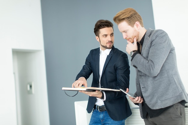 Hombres jóvenes en la oficina