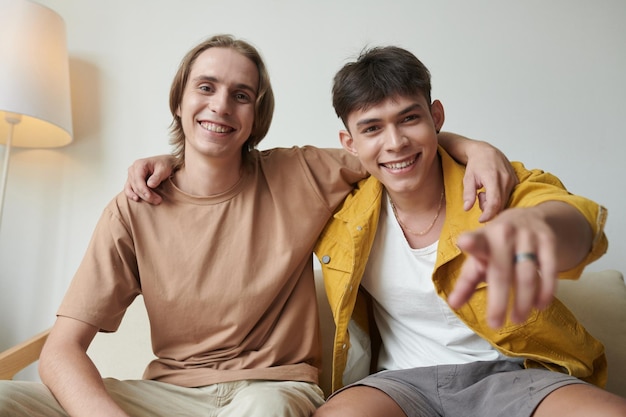 Hombres jóvenes viendo la película de comedia