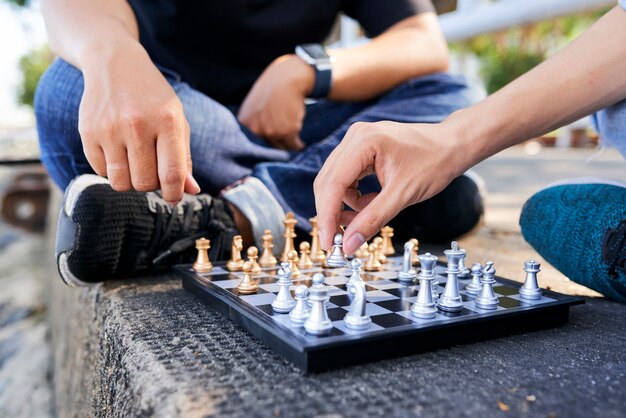 Hombres jugando ajedrez