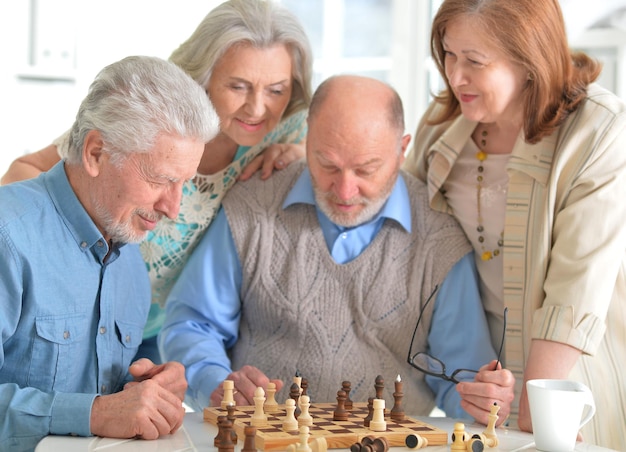 Hombres jugando ajedrez