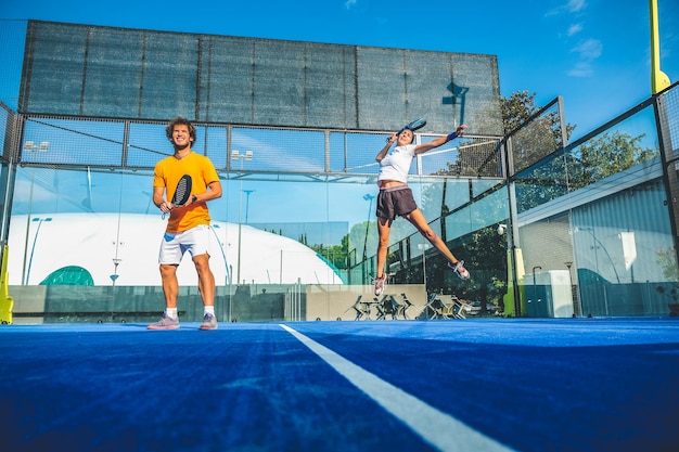 Foto hombres jugando al tenis en la cancha