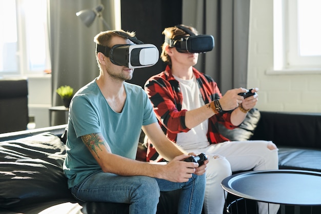 Hombres jugando en videojuegos virtuales