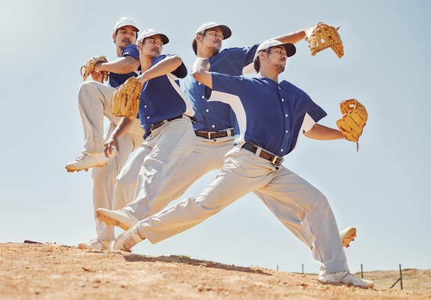 Hombres lanzadores de béisbol y atletas entrenando para un juego deportivo juntos en un campo al aire libre Entrenamiento físico y amigos practicando para lanzar o lanzar una pelota con un guante para hacer ejercicio o hacer ejercicio