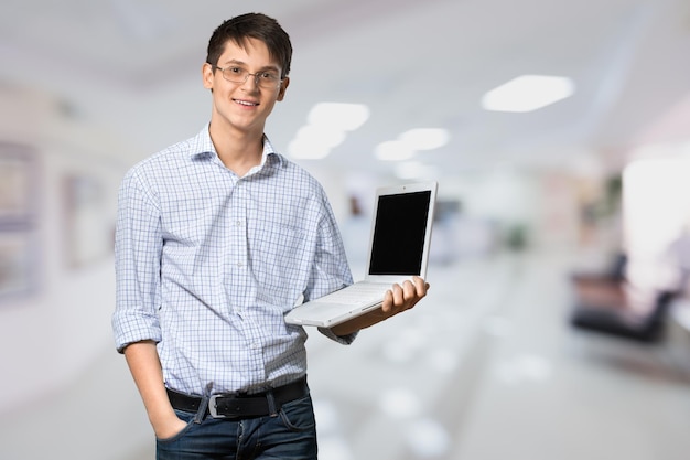 Hombres laptop es compatible con técnico informático sosteniendo de pie