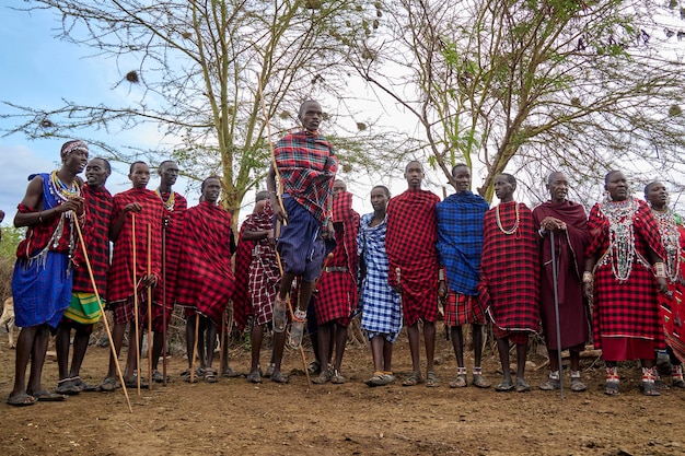 Foto los hombres masai con salto en alto