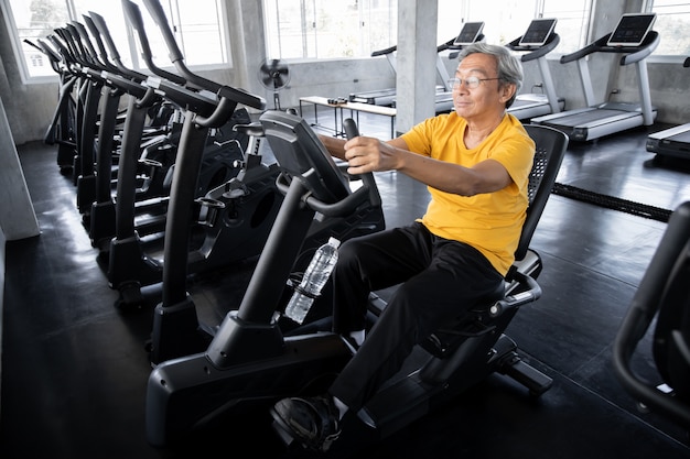 Los hombres mayores están haciendo ejercicio en el gimnasio.