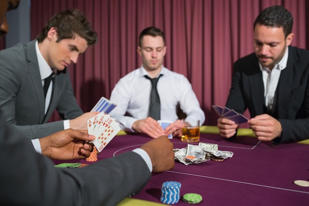 Hombres en la mesa de póquer