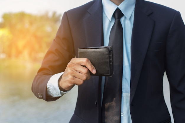 Hombres metidos en el negocio sosteniendo un bolso negro.