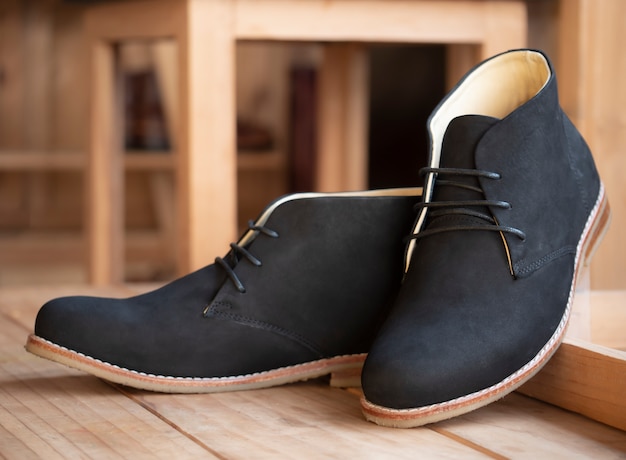 Los hombres de botas de cuero negro en la tienda zapatos. | Premium