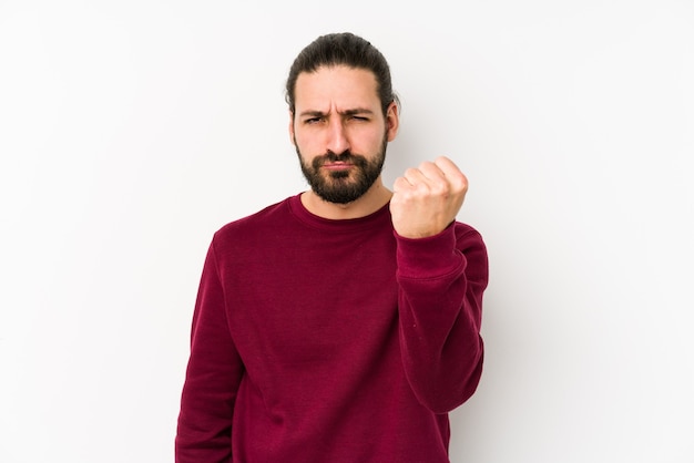 hombres mostrando puño con expresión facial agresiva.