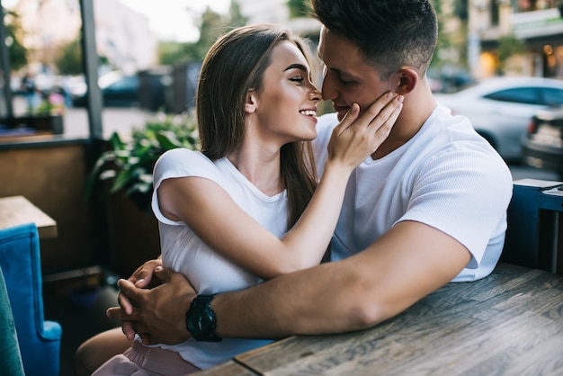 hombres y mujeres coqueteando entre sí juntos en el ocio matrimonio familiar joven positivo