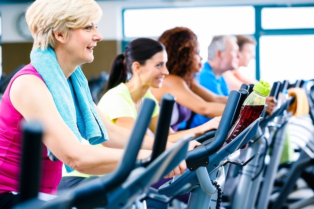 Hombres y mujeres haciendo fitness spinning para el deporte.