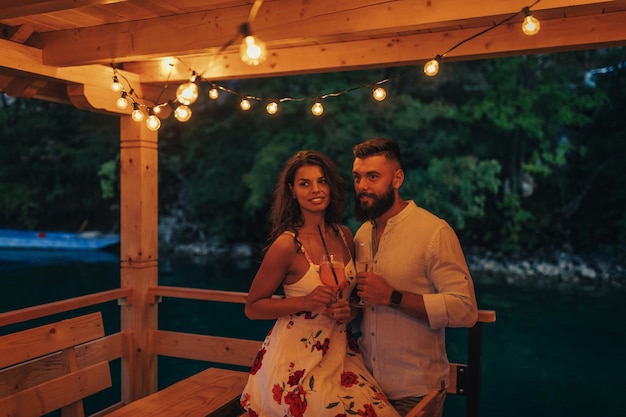 Hombres y mujeres jóvenes teniendo una cita junto al río