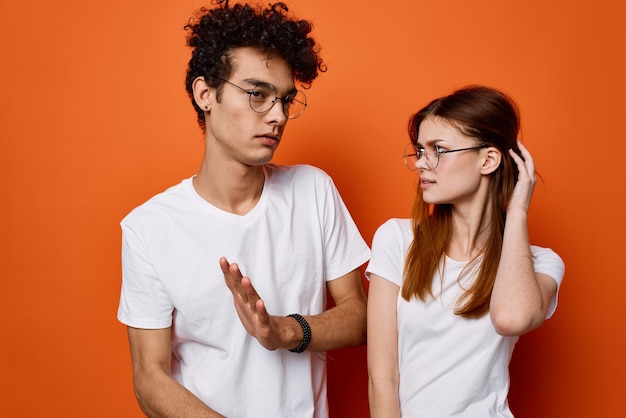 Hombres y mujeres lindos camiseta blanca emoción moda fondo naranja