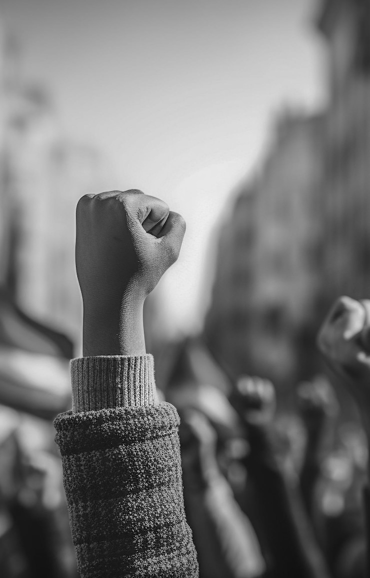 Foto hombres y mujeres palestinos marchando por la calle pidiendo la paz