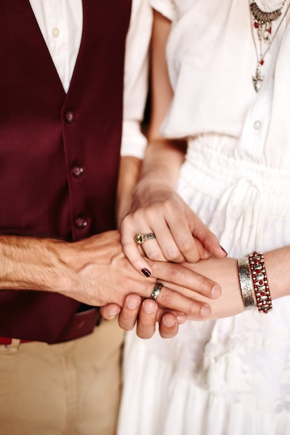 Hombres y mujeres tomados de la mano