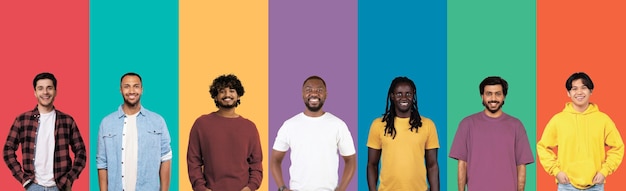 Foto hombres multiculturales optimistas sonriendo en coloridos fondos de estudio collage