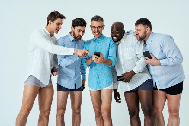 Hombres multiétnicos posando para un conjunto de belleza positiva corporal de edición masculina. chicos de diferente edad y cuerpo usando ropa interior y camisa de boxeadores