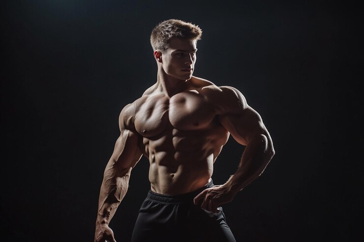 Hombres musculosos y guapos posando para la cámara.