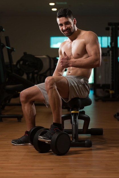 Hombres musculosos jóvenes descansando después de ejercicios Retrato de un joven en buena forma física sin camisa