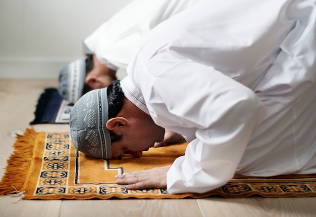 Hombres musulmanes rezando durante el Ramadán