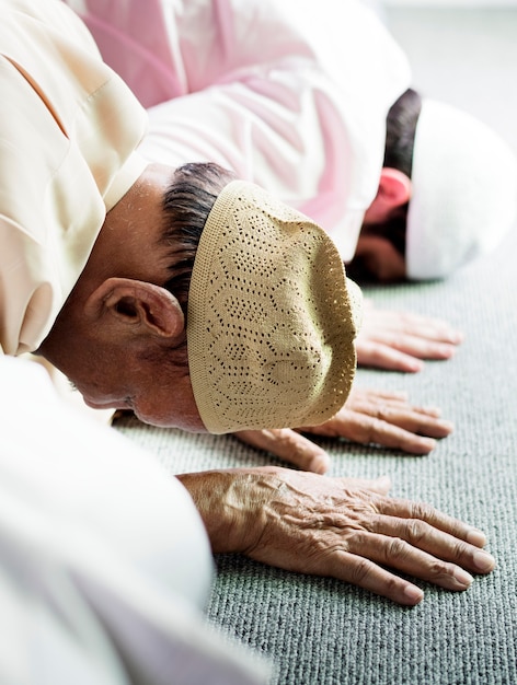 Hombres musulmanes rezando durante el Ramadán