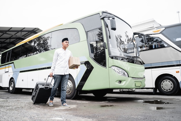 Hombres musulmanes viajan en autobús público durante la pandemia con máscara