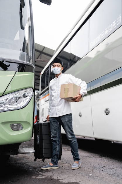 Hombres musulmanes viajan en autobús público durante la pandemia con máscara