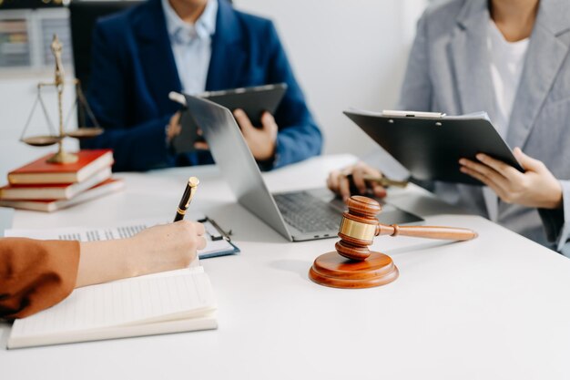 Foto hombres de negocios y abogados discutiendo documentos contractuales sentados en la mesa conceptos