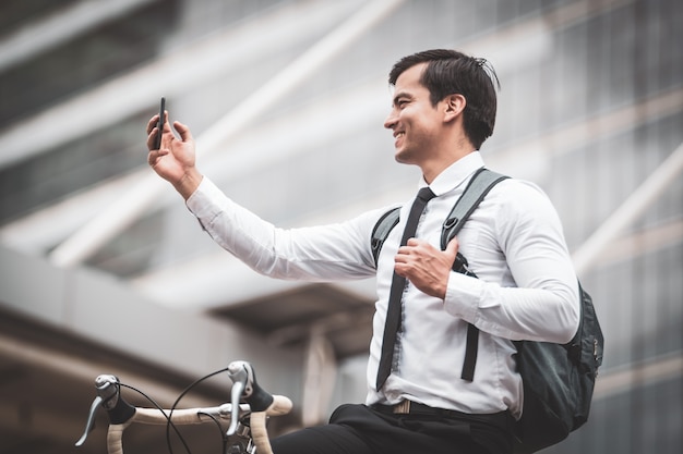 Hombres de negocios, andar en bicicleta