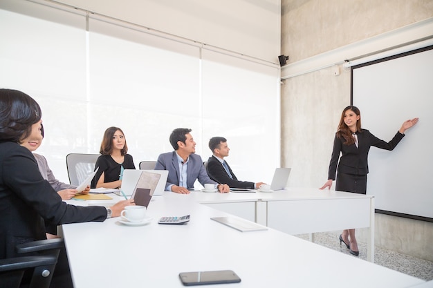 Hombres de negocios asiáticos reunidos y trabajando juntos para el trabajo en equipo en la sala de conferencias de la oficina.