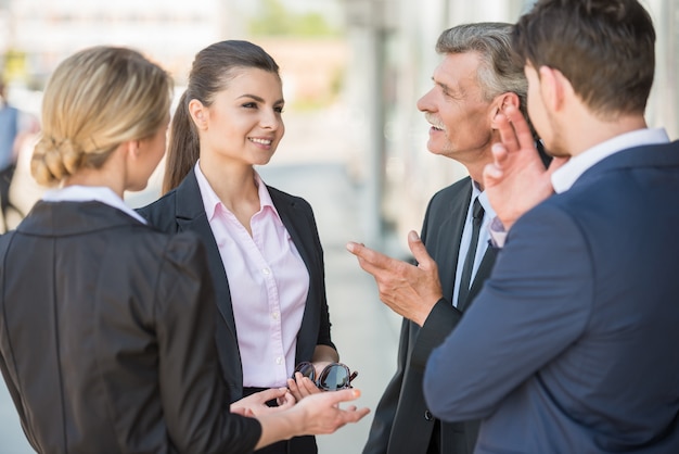 Hombres de negocios confiados que discuten proyecto