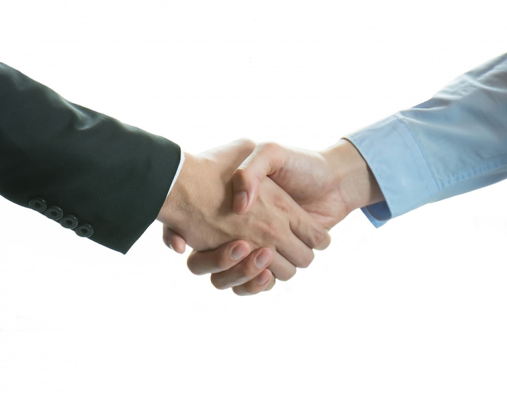 Foto hombres de negocios dándose la mano.