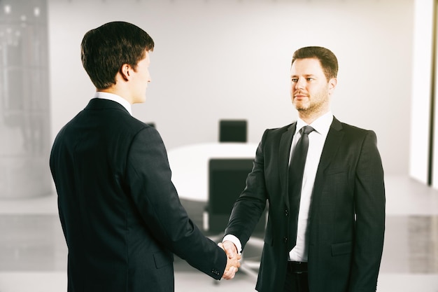 hombres de negocios dándose la mano