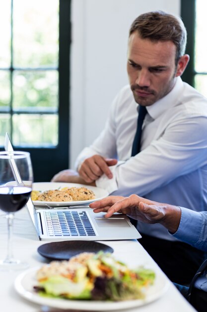 Hombres de negocios discutiendo durante una reunión de almuerzo de negocios