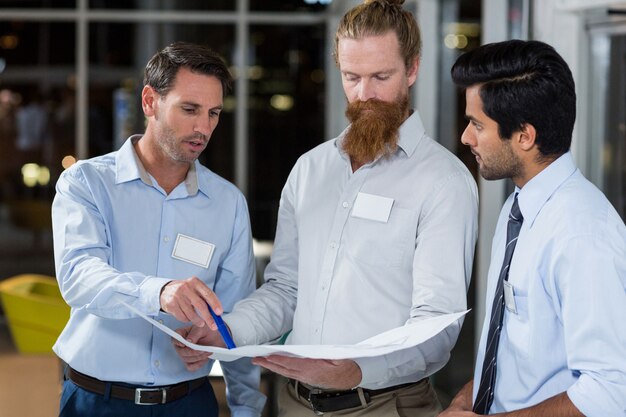 Hombres de negocios discutiendo sobre blueprint