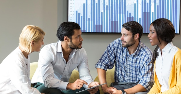 Hombres de negocios discutiendo sobre tableta digital