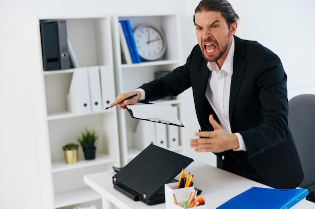 Foto hombres de negocios emociones trabajo escritorio escritorio estilo de vida foto de alta calidad