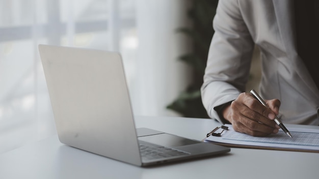 Los hombres de negocios están mirando los documentos financieros de la empresa para analizar problemas y encontrar soluciones antes de llevar la información a una reunión con un socio Concepto financiero