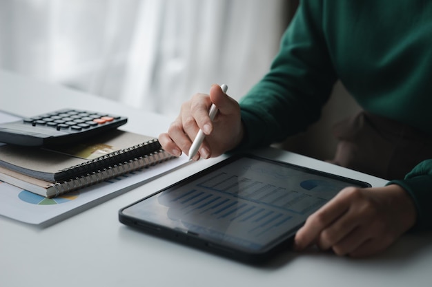 Los hombres de negocios están mirando los documentos financieros de la empresa en tabletas para analizar problemas y encontrar soluciones antes de llevar la información a una reunión con un socio Concepto financiero