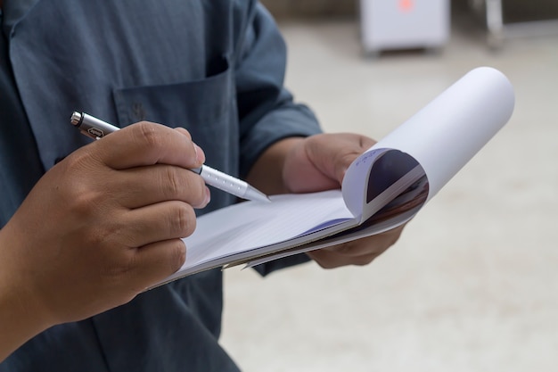 Los hombres de negocios están tomando notas en el cuaderno.