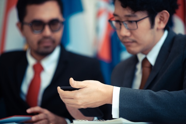 Foto los hombres de negocios están usando un teléfono inteligente al hacer negocios en línea, conceptos de negocios en línea modernos