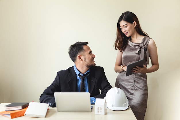 Los hombres de negocios hablan de la colocación laboral con mujeres diseñadoras de interiores.