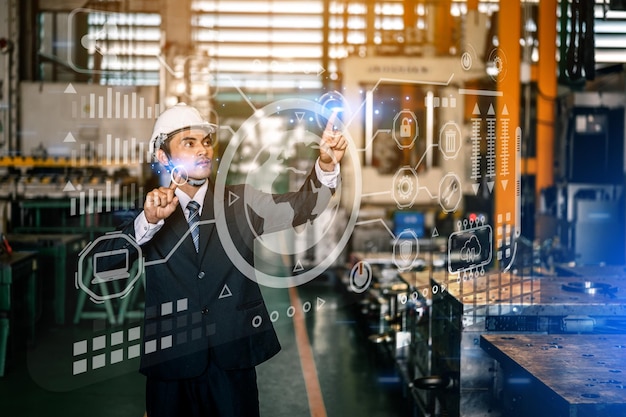 Los hombres de negocios y los ingenieros masculinos están pensando en métodos y trabajando en plantas industriales.